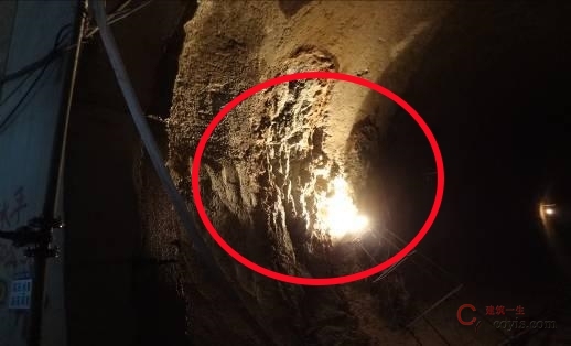 【隐患现象】喷射混凝土未分层、养护等工艺未做到位,配比、材料质量不合格