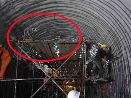 【隐患】工作平台无临边防护无警示标识