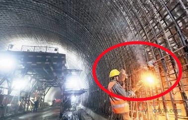 【隐患】临近防水板进行钢筋焊接时未设置防火、隔离措施