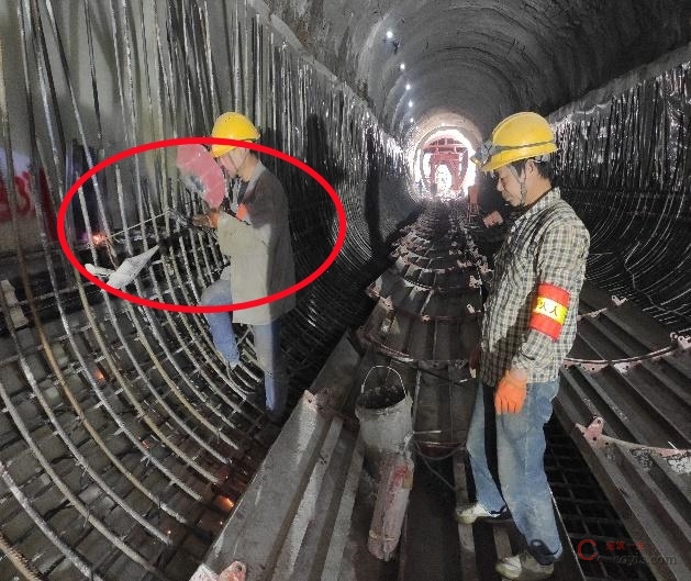 【隐患】临近防水板进行钢筋焊接时未设置防火、隔离措施