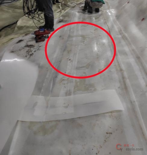 【隐患】防水作业区易燃物未清理