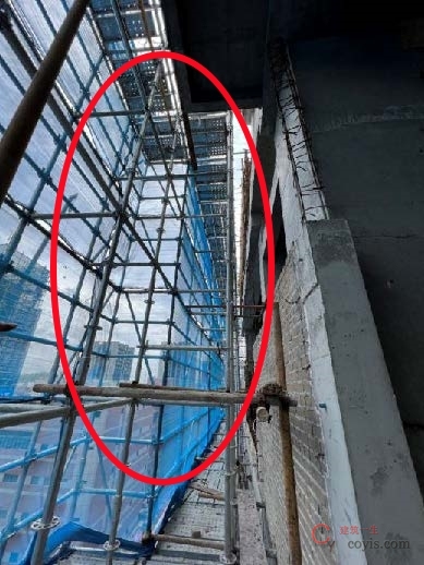 【隐患】盘扣脚手架作业层未设置脚手板