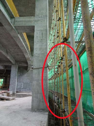 【隐患】脚手架临空一侧未设置防护水平栏杆