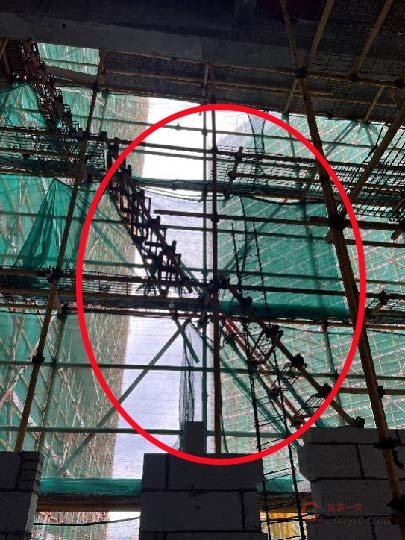 【隐患】人行斜道随意搭设,欠缺临边防护