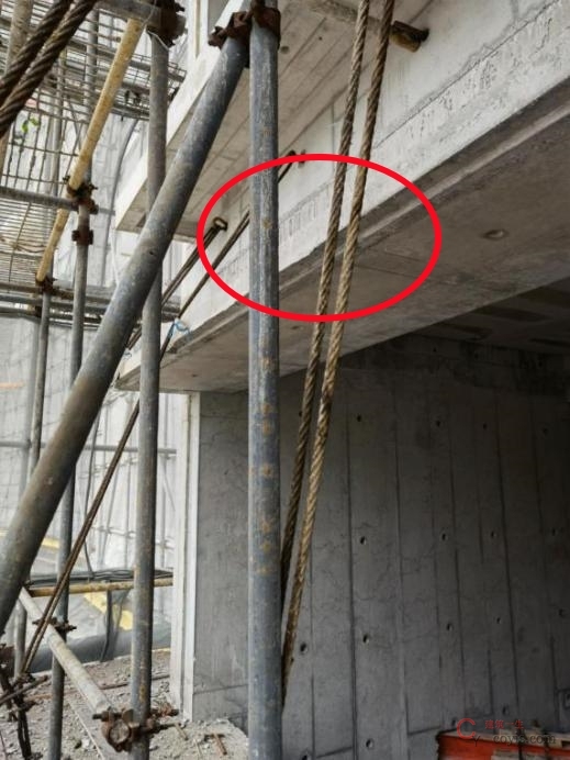 【隐患】钢丝绳骑压在飘板上