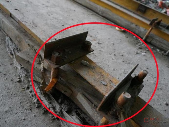 【隐患】角钢规格过小、螺杆过短