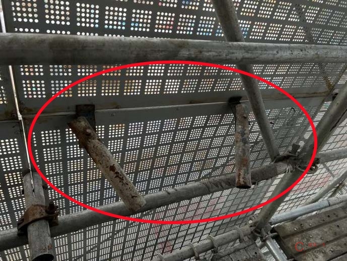 【隐患】防护网未与架体连接