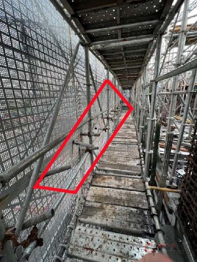 【隐患】防护网未与架体连接