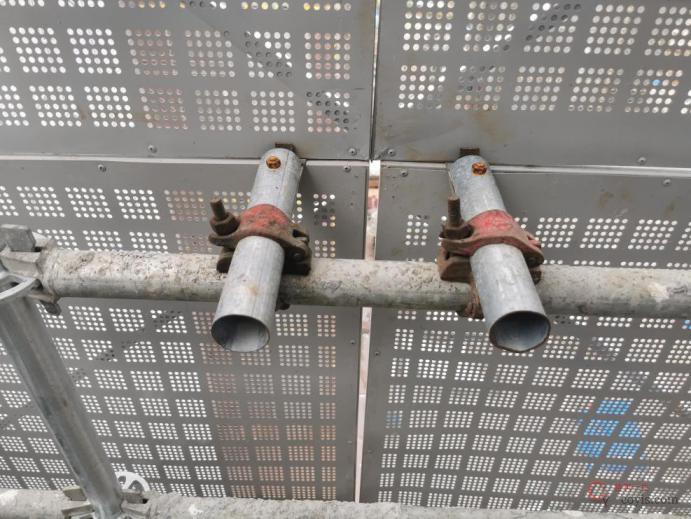 【正确】防护网未与架体连接规范