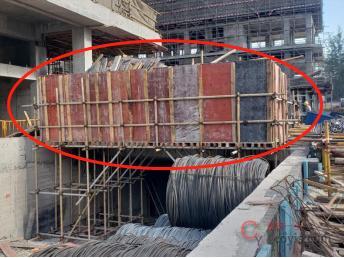 【隐患】通道上方设置材料堆场