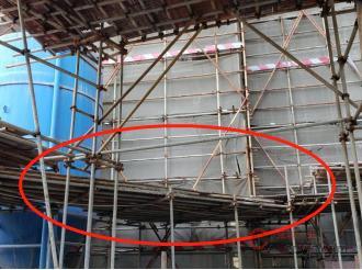 【隐患】出入口安全通道为单层防护棚且材料不符规范要求