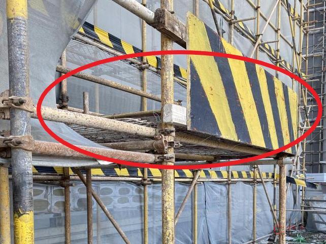 【隐患】出入口安全通道为单层防护棚且材料不符规范要求