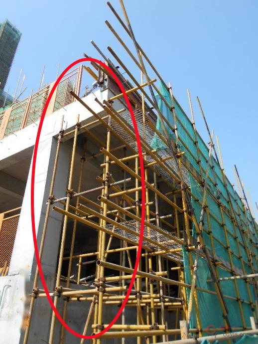 【隐患】开口型脚手架端部欠连墙件、横向斜撑、水平栏杆和安全网全封闭