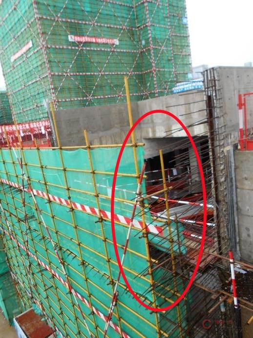 【隐患】开口型脚手架端部欠连墙件、横向斜撑、水平栏杆和安全网全封闭