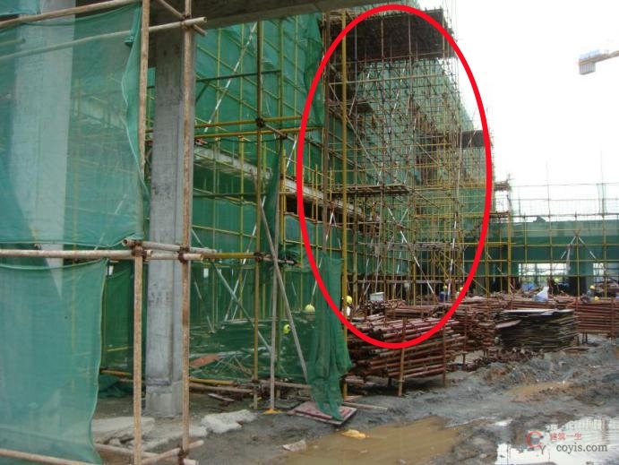 【隐患】物料平台剪刀撑设置不规范