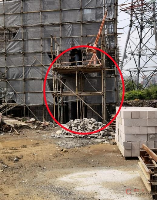 【隐患】物料平台剪刀撑设置不规范