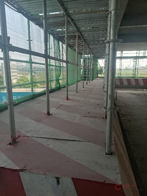 【正确】悬挑层硬防护到位