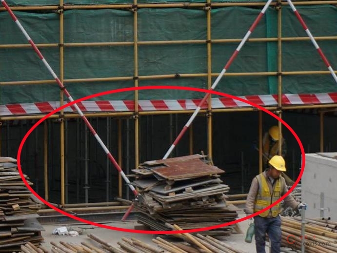 【隐患】脚手架底部欠安全网封闭