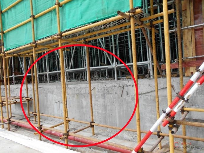 【隐患】脚手架底部欠安全网封闭