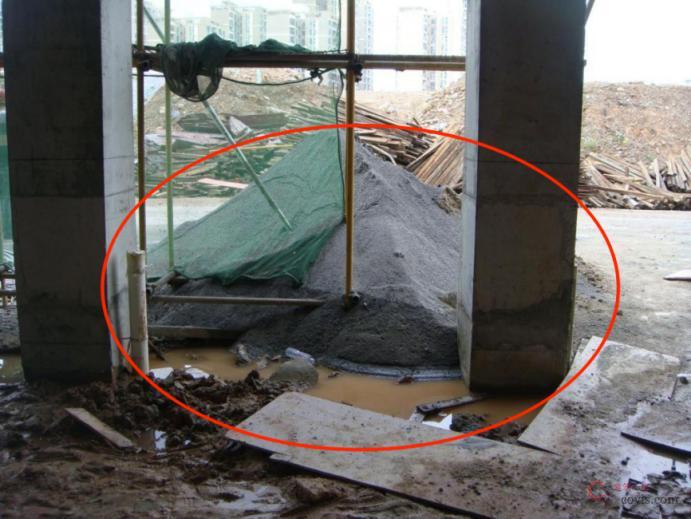 【隐患】材料堆压立杆脚