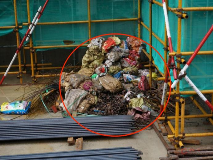 【隐患】材料堆压立杆脚