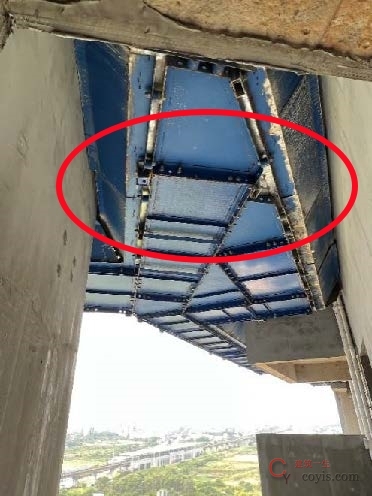 【隐患】立杆底未设置兜底横梁