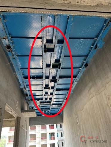 【隐患】立杆底未设置兜底横梁