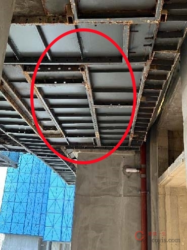 【隐患】立杆底未设置兜底横梁