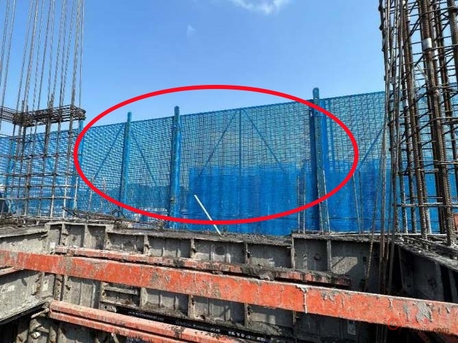 【隐患】立杆顶部未设置斜杆和横向连接杆