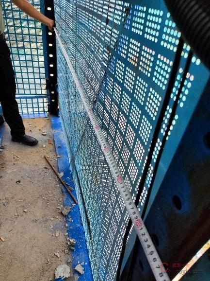 【隐患】架体转角相邻两竖向主框架支承点距离大于 5.4m( 2.0+3.22+0.59=5.81m)