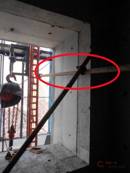 【隐患】架体顶部未采取有效的刚性连接措施