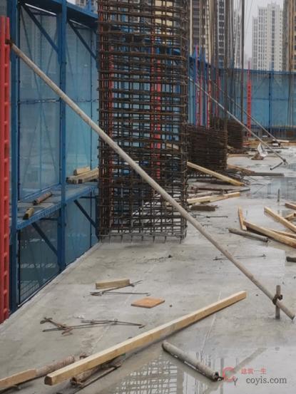 【隐患】架体顶部未采取有效的刚性连接措施