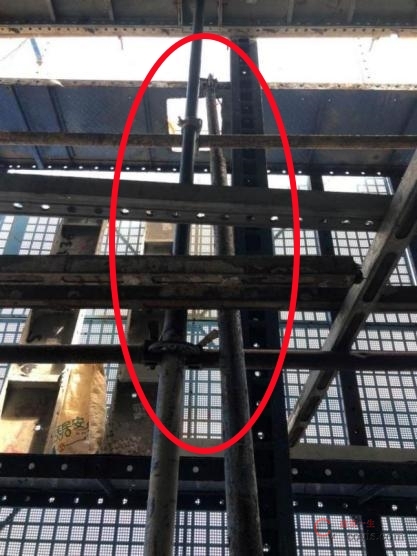 【隐患】架体顶部未采取有效的刚性连接措施