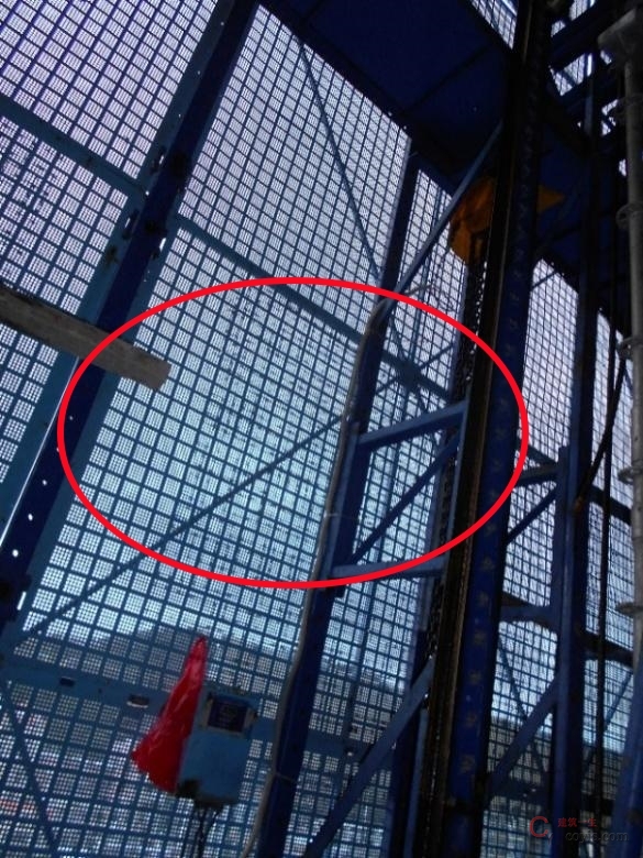 【隐患】架体未按2m 步距铺设金属脚手板