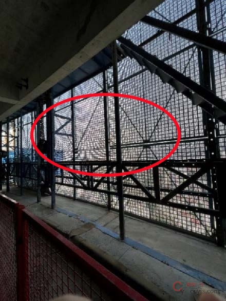 【隐患】架体未按2m 步距铺设金属脚手板