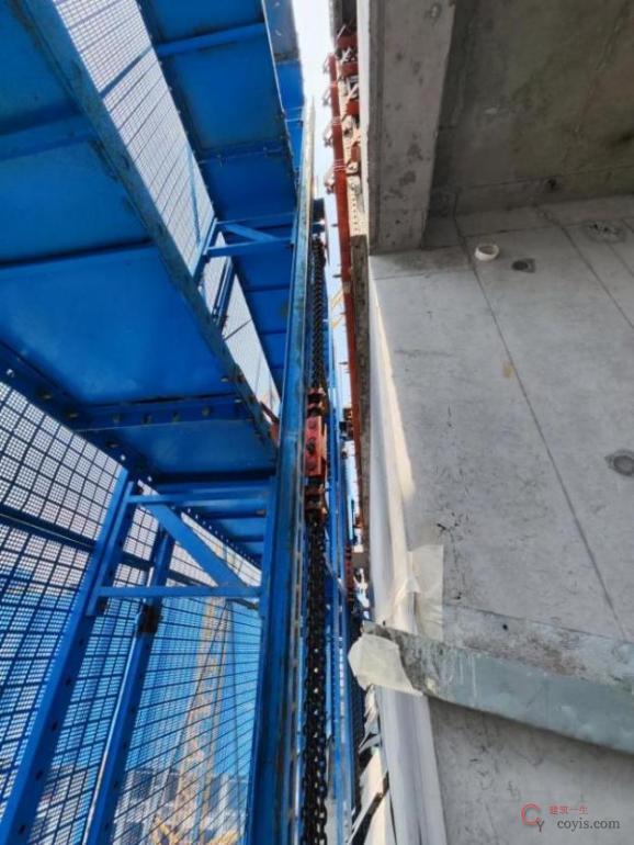 【正确】架体按2m 步距铺设金属脚手板