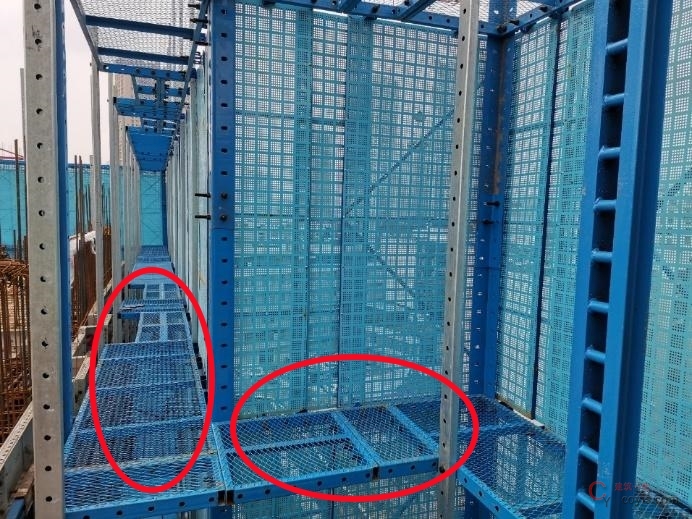 【隐患】架体采用镂空脚手板