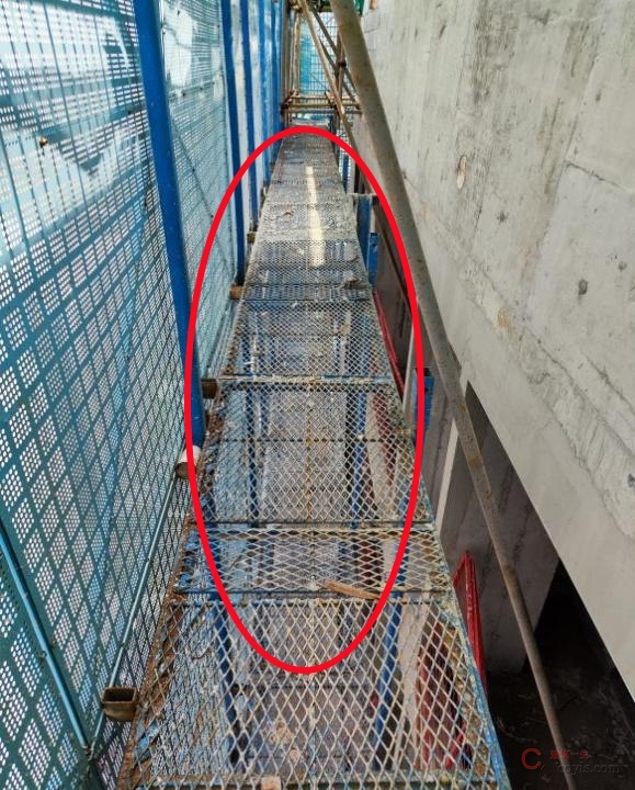 【隐患】架体采用镂空脚手板