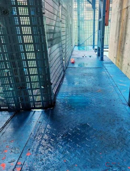 【正确】脚手板采用防滑花纹钢板