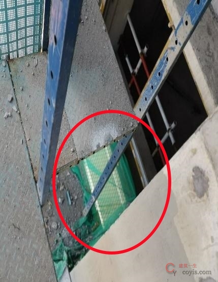 【隐患】脚手板与结构间距离大于150mm