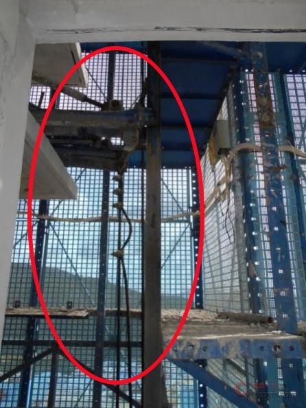 【隐患】脚手板与结构间距离大于150mm