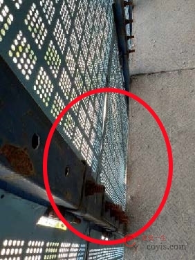 【隐患】脚手板与防护网之间未设置可靠封堵措施