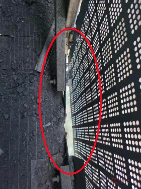 【隐患】脚手板与防护网之间未设置可靠封堵措施