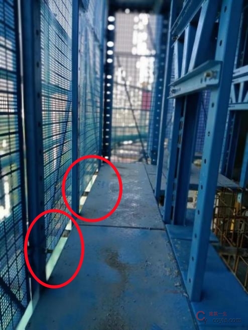 【隐患】脚手板与防护网之间未设置可靠封堵措施