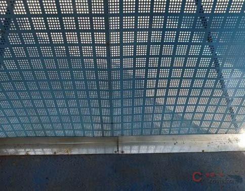 【正确】脚手板与防护网之间封堵严密