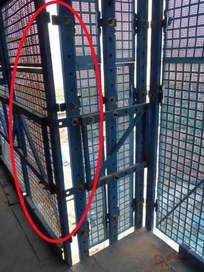 【隐患】防护网拼接缝隙大于8mm