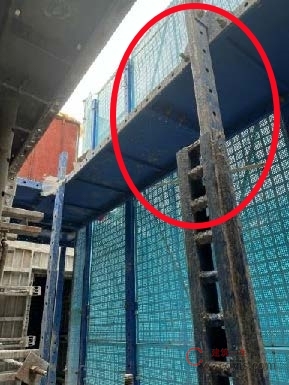 【隐患】导轨未覆盖至顶层脚手板