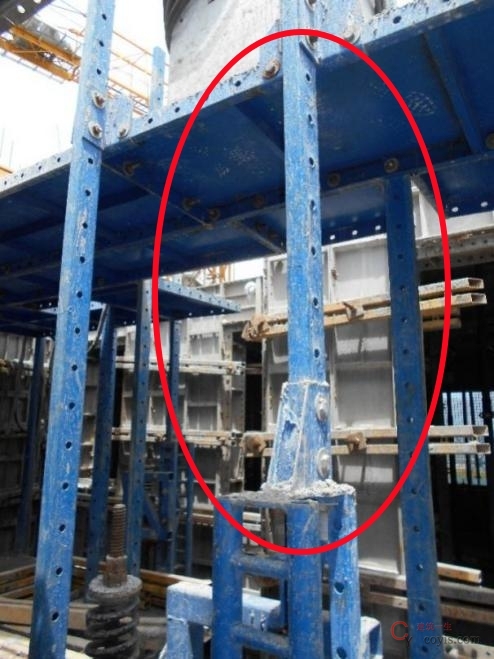 【隐患】导轨未覆盖至顶层脚手板