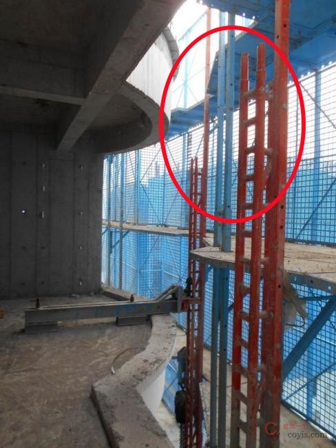 【隐患】导轨未覆盖至顶层脚手板