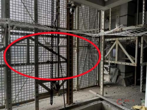 【隐患】架体内外两侧未连续设置水平支承桁架